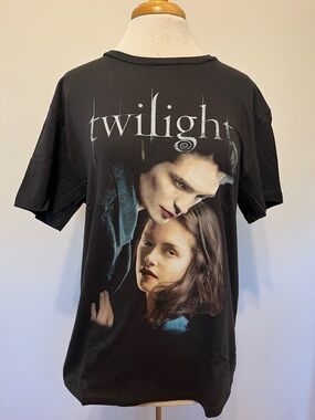 Twilight Graphic Tee Edward & Bella Size Large NWT